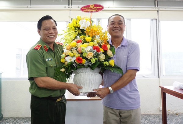 Thiếu tướng Nguyễn Hải Trung, Giám đốc Công an Hà Nội thăm hỏi chúc mừng nguyên lãnh đạo Công an Hà Nội ảnh 2