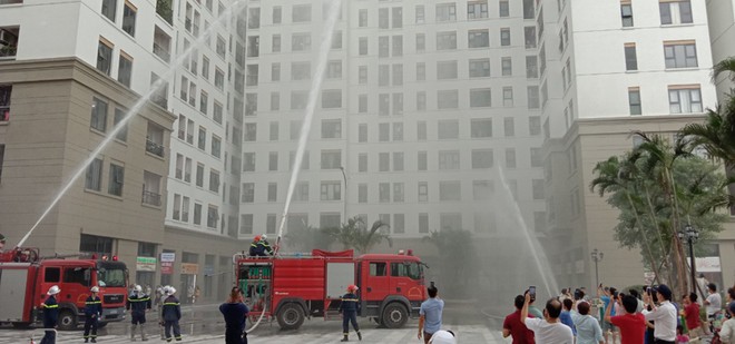 Hàng trăm người dân tham gia tập huấn chữa cháy tại chung cư 18 tầng ảnh 1