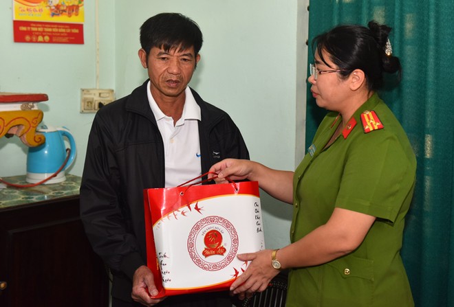 Cục Cảnh sát điều tra tội phạm về ma túy trao 800 suất quà tặng bà con gặp thiên tai ở Quảng Bình ảnh 4