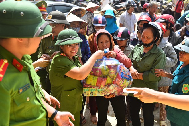 Cục Cảnh sát điều tra tội phạm về ma túy trao 800 suất quà tặng bà con gặp thiên tai ở Quảng Bình ảnh 1