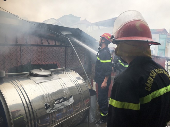 Dập tắt đám cháy tại nhà dân ở quận Hoàng Mai ảnh 1