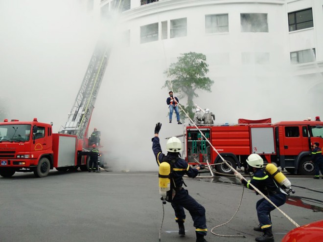 Trên 200 người tham gia diễn tập chữa cháy, thoát nạn tại Vincom Mega Mall Royal City ảnh 2
