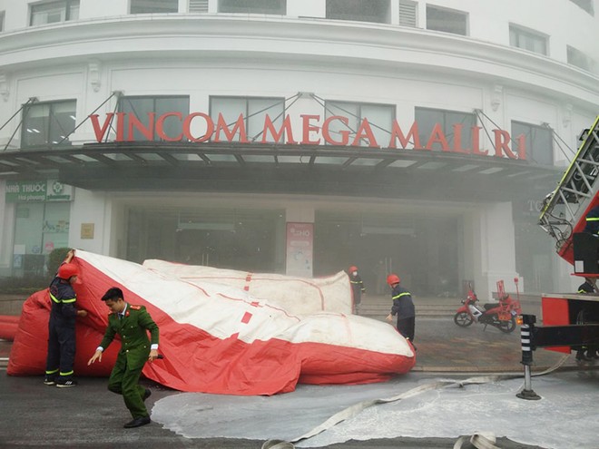 Trên 200 người tham gia diễn tập chữa cháy, thoát nạn tại Vincom Mega Mall Royal City ảnh 4