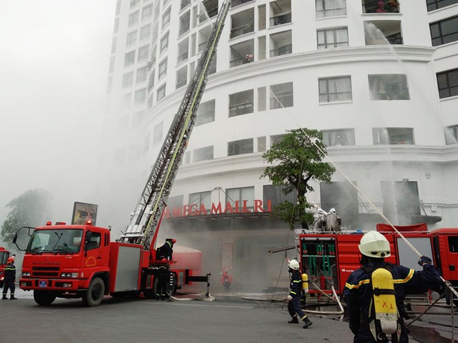 Trên 200 người tham gia diễn tập chữa cháy, thoát nạn tại Vincom Mega Mall Royal City ảnh 1