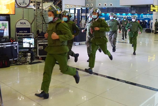 Diễn tập khẩn nguy đối phó với tình huống gây rối tại Sân bay Quốc tế Nội Bài ảnh 2