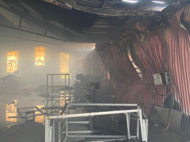 Cận cảnh kho xưởng hàng nghìn mét vuông bị hỏa hoạn gây sập đổ ảnh 5