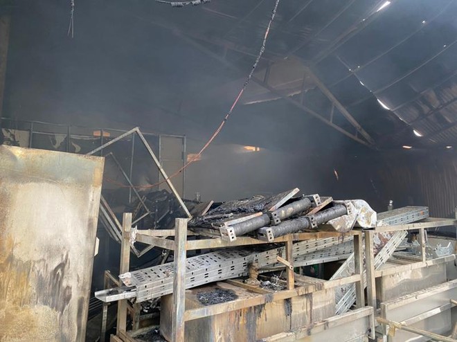 Cận cảnh kho xưởng hàng nghìn mét vuông bị hỏa hoạn gây sập đổ ảnh 3
