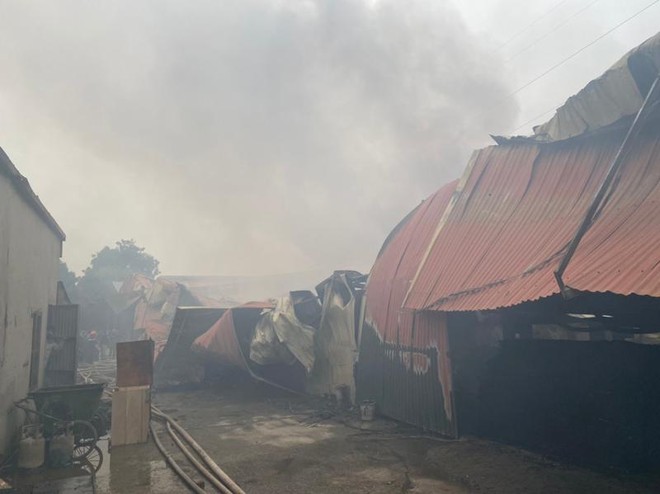 Cận cảnh kho xưởng hàng nghìn mét vuông bị hỏa hoạn gây sập đổ ảnh 9