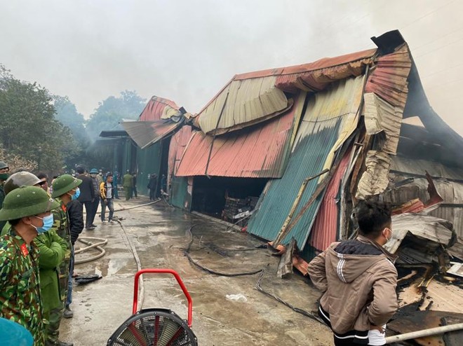 Cận cảnh kho xưởng hàng nghìn mét vuông bị hỏa hoạn gây sập đổ ảnh 8