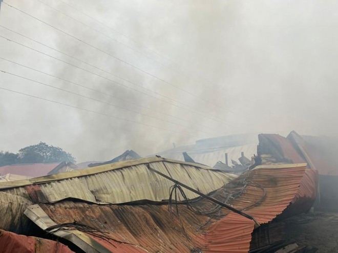 Cận cảnh kho xưởng hàng nghìn mét vuông bị hỏa hoạn gây sập đổ ảnh 7