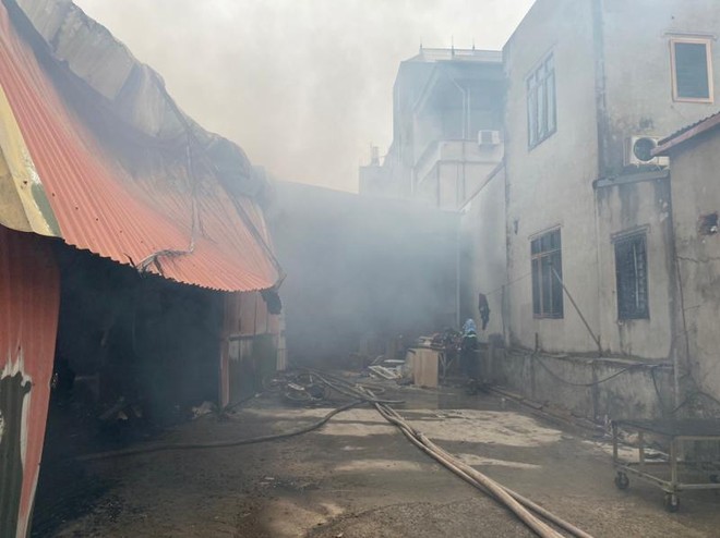 Cận cảnh kho xưởng hàng nghìn mét vuông bị hỏa hoạn gây sập đổ ảnh 6