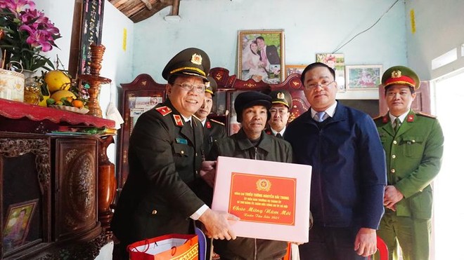 Giám đốc CATP Hà Nội thăm, tặng quà Tết gia đình chính sách, hộ nghèo huyện Mỹ Đức ảnh 1