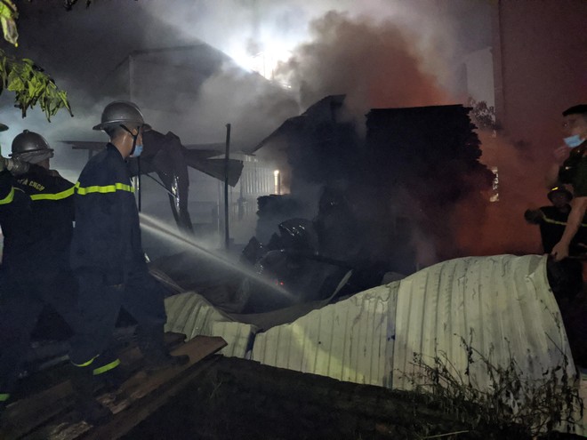 Khẩn trương điều tra nguyên nhân cháy trong đêm tại huyện Đan Phượng ảnh 1