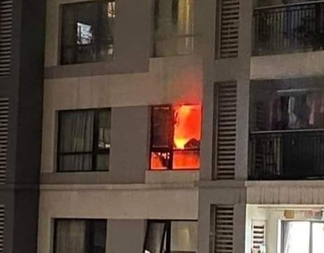 Vụ cháy xảy ra tại khu đô thị Times City: Lửa 'ép' vỡ toàn bộ cửa kính căn hộ ảnh 1