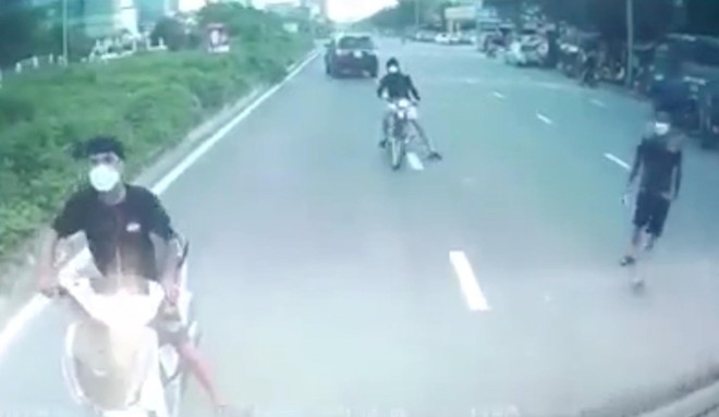 Cảnh sát hình sự khẩn trương điều tra vụ chặn xe ô tô đe dọa trên đường Nguyễn Văn Huyên ảnh 1