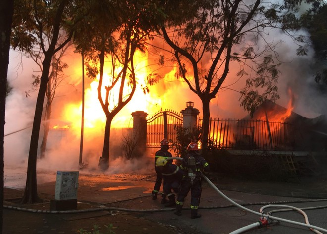 Dập tắt đám cháy biệt thự tại quận Hoàng Mai ảnh 1