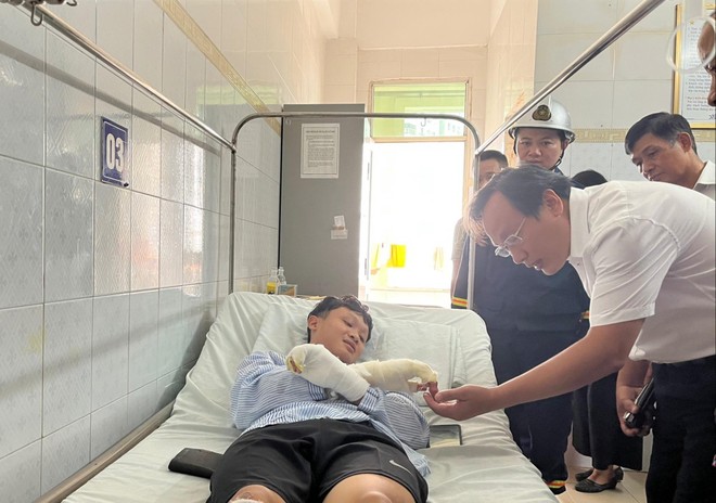 Động viên chiến sỹ chữa cháy bị bỏng khi làm nhiệm vụ trong vụ cháy ở quận Hoàng Mai ảnh 1
