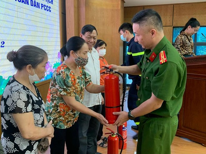 Tặng hàng trăm bình cứu hoả cho hộ dân khó khăn ở quận Ba Đình ảnh 3