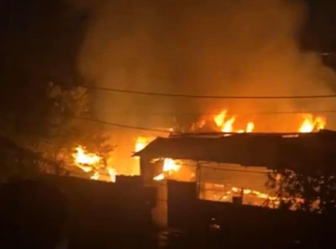 Cảnh sát xuyên đêm dập tắt đám cháy xưởng gỗ ảnh 1