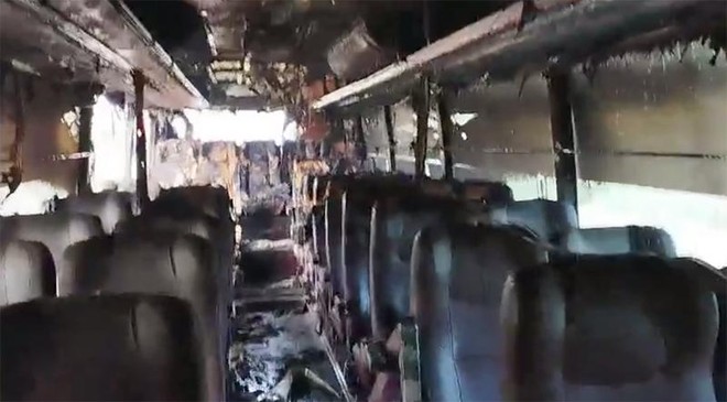 Hơn 40 công nhân thoát nạn trong xe khách bốc cháy ảnh 1