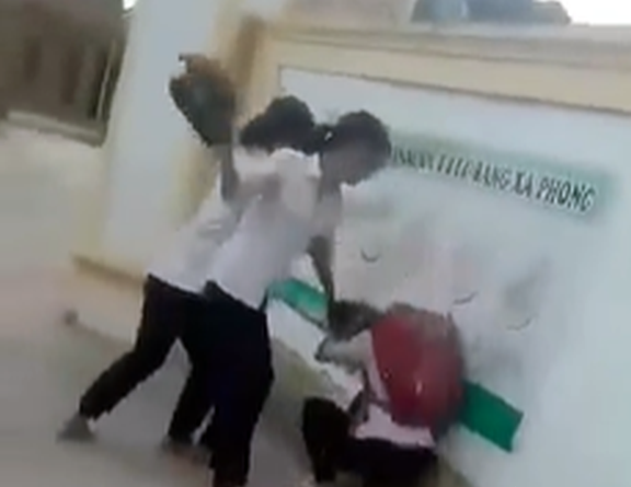 Nữ sinh bị bạn cùng lớp đánh hội đồng trước cổng trường ảnh 1