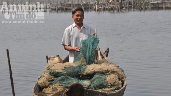 Kỳ lạ lão ngư mù đánh cá bằng…tai ảnh 1