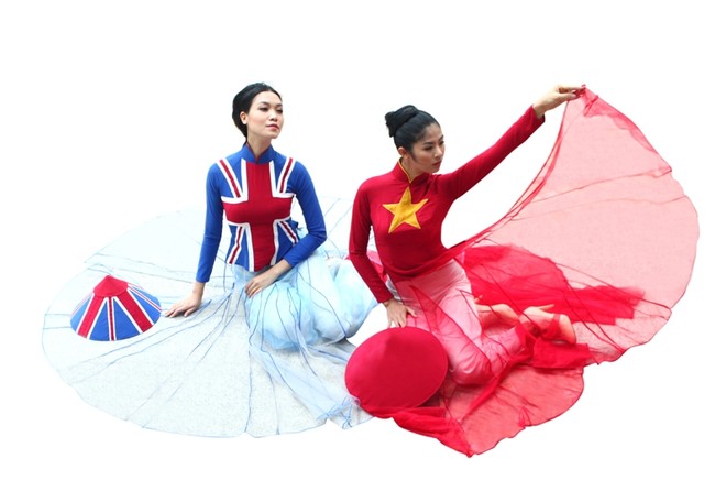 Mang Quốc kỳ Việt Nam- Anh lên áo dài ảnh 1