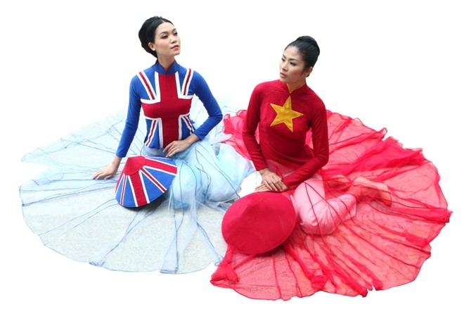 Mang Quốc kỳ Việt Nam- Anh lên áo dài ảnh 2