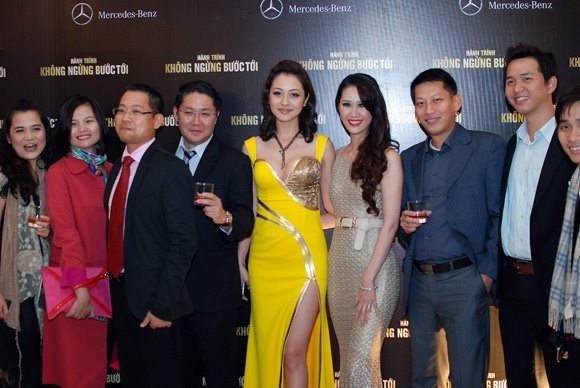 Jennifer Phạm khéo léo khoe vòng 1 đầy đặn ảnh 8