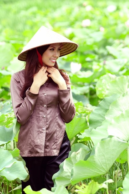 Hoa hậu biển Nguyễn Thị Loan mộc mạc bên đóa hoa sen ảnh 4