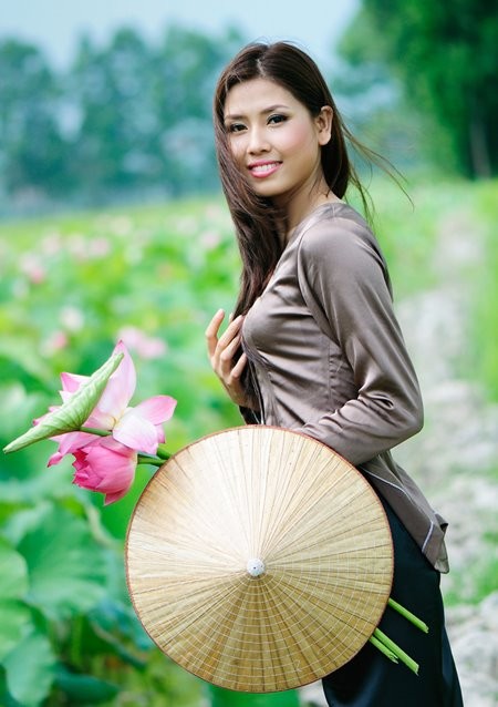 Hoa hậu biển Nguyễn Thị Loan mộc mạc bên đóa hoa sen ảnh 3