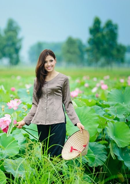 Hoa hậu biển Nguyễn Thị Loan mộc mạc bên đóa hoa sen ảnh 2