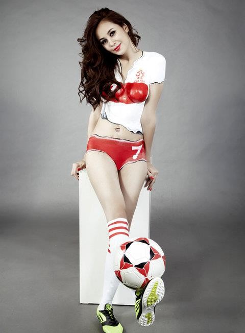 "Hot girl" Sài thành vẽ sơn lên cơ thể cổ vũ Euro 2012 ảnh 4