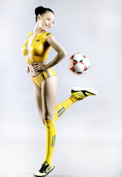 "Hot girl" Sài thành vẽ sơn lên cơ thể cổ vũ Euro 2012 ảnh 8