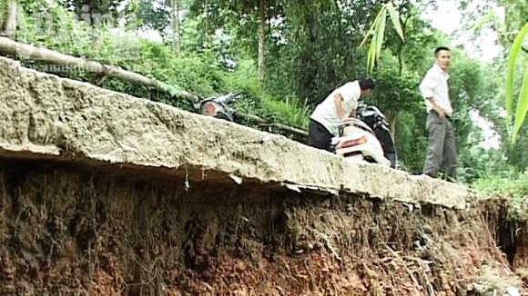 Làng nhà rường cổ lâm nguy vì sạt lở ảnh 2