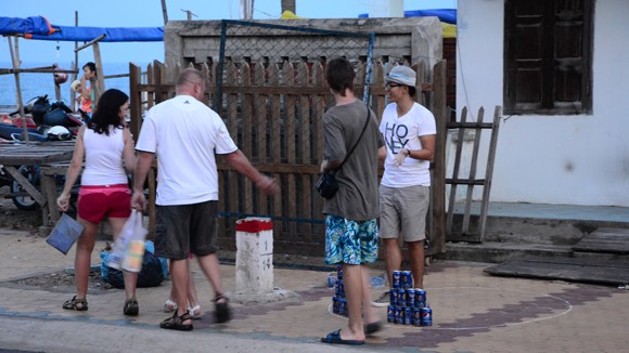 VJ Camp "bắt" thí sinh đứng đường bán nước ảnh 3