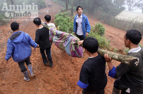 Hình ảnh cứu nạn vụ sập mỏ làm 20 người chết ảnh 8