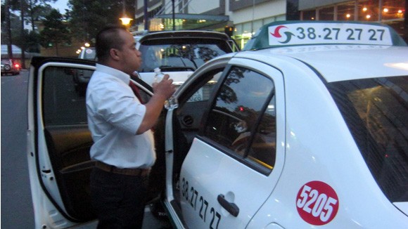 Hiếu Hiền "bỏ nghề" đi lái Taxi may mắn ảnh 9