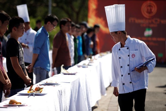Hàng trăm thí sinh "đội" nắng, chờ thi tài cùng Vua đầu bếp ảnh 9