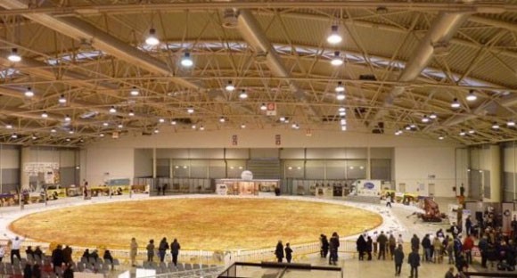 Pizza khổng lồ mừng Noel: Đường kính 40m ảnh 2