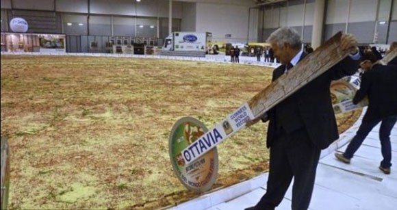 Pizza khổng lồ mừng Noel: Đường kính 40m ảnh 3