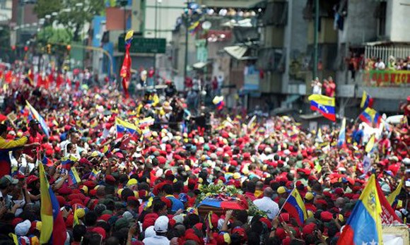 Hình ảnh lễ đưa tiễn linh cữu cố tổng thống Hugo Chavez ảnh 12