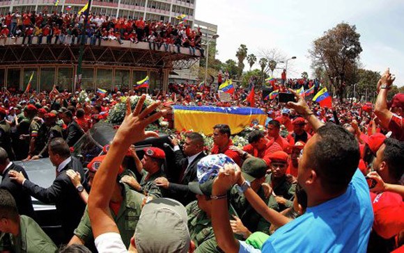 Hình ảnh lễ đưa tiễn linh cữu cố tổng thống Hugo Chavez ảnh 3