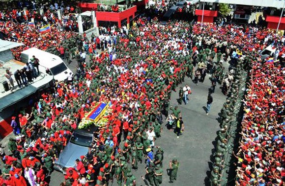 Hình ảnh lễ đưa tiễn linh cữu cố tổng thống Hugo Chavez ảnh 7