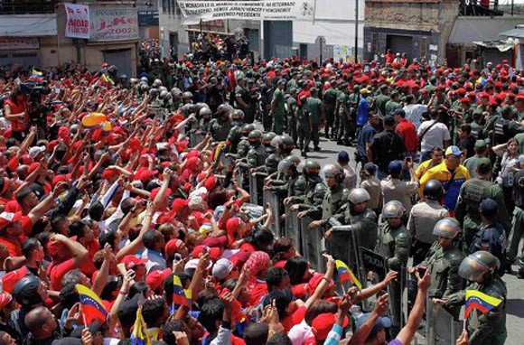 Hình ảnh lễ đưa tiễn linh cữu cố tổng thống Hugo Chavez ảnh 10