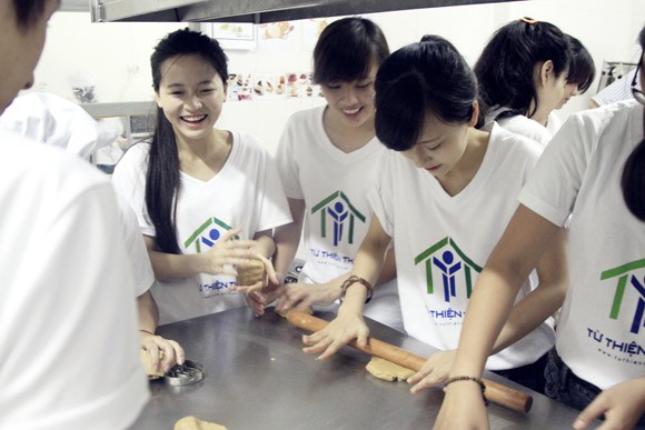 Hàng chục bạn trẻ tự tay làm bánh dành tặng trẻ em nghèo ảnh 5