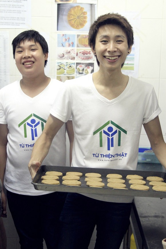 Hàng chục bạn trẻ tự tay làm bánh dành tặng trẻ em nghèo ảnh 12