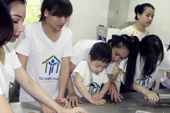 Hàng chục bạn trẻ tự tay làm bánh dành tặng trẻ em nghèo ảnh 10