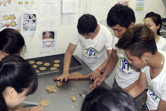Hàng chục bạn trẻ tự tay làm bánh dành tặng trẻ em nghèo ảnh 8