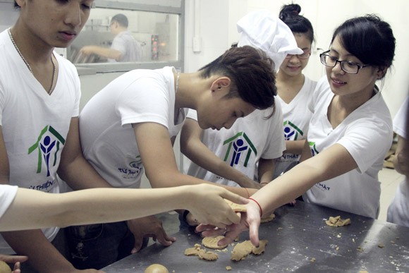 Hàng chục bạn trẻ tự tay làm bánh dành tặng trẻ em nghèo ảnh 9